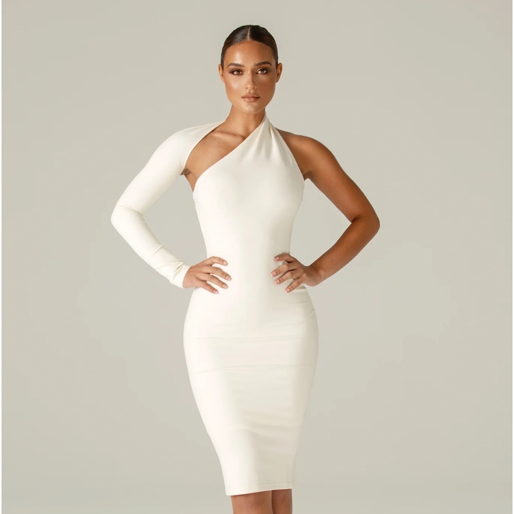 ALIEVA DASHA MODERN MIDI DRESS (OFF WHITE)